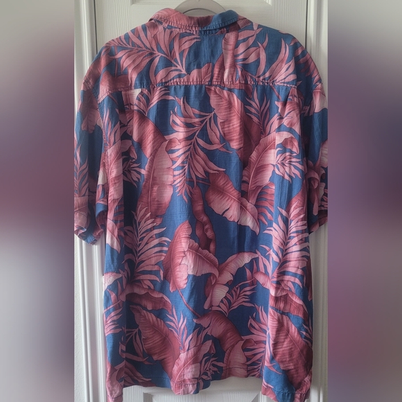 Men's Tommy Bahama Tropical Pink and Blue Shirt. - Picture 2 of 6